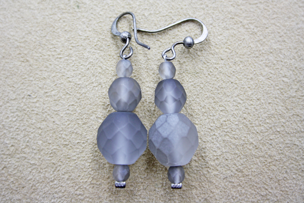 Earring with small and medium ball - AVAILABLE IN VARIOUS COLORS