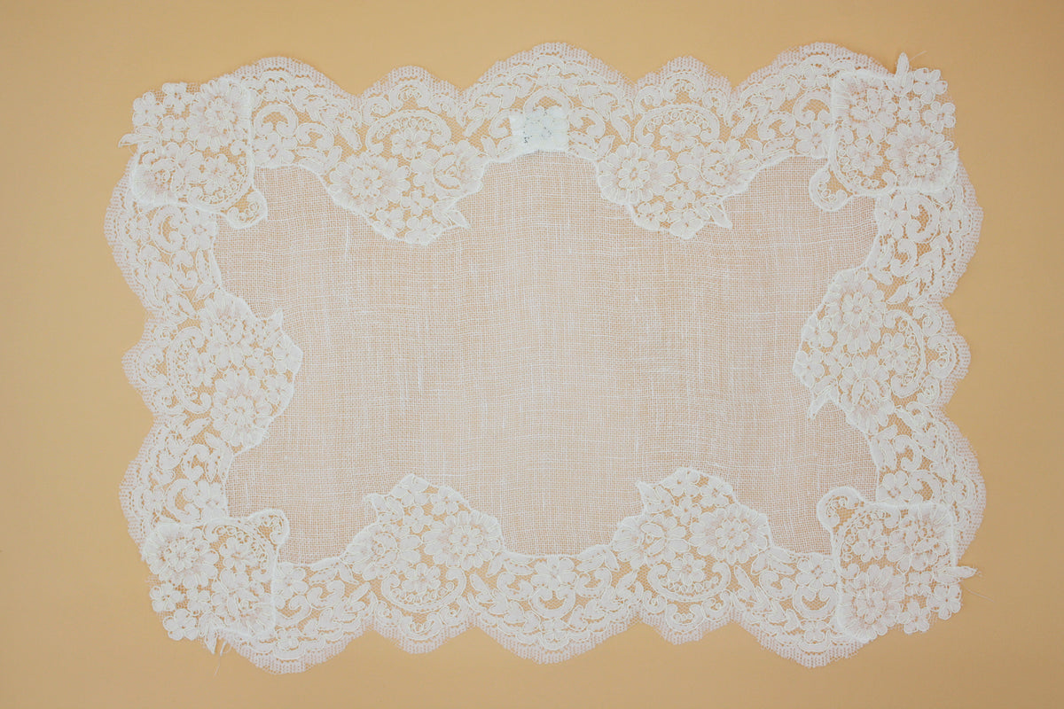 Set of 2 cream daisy placemats and napkins