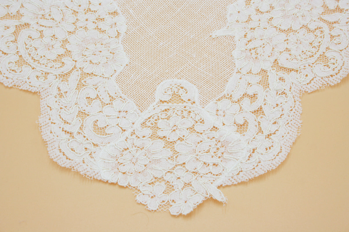 Set of 2 cream daisy placemats and napkins