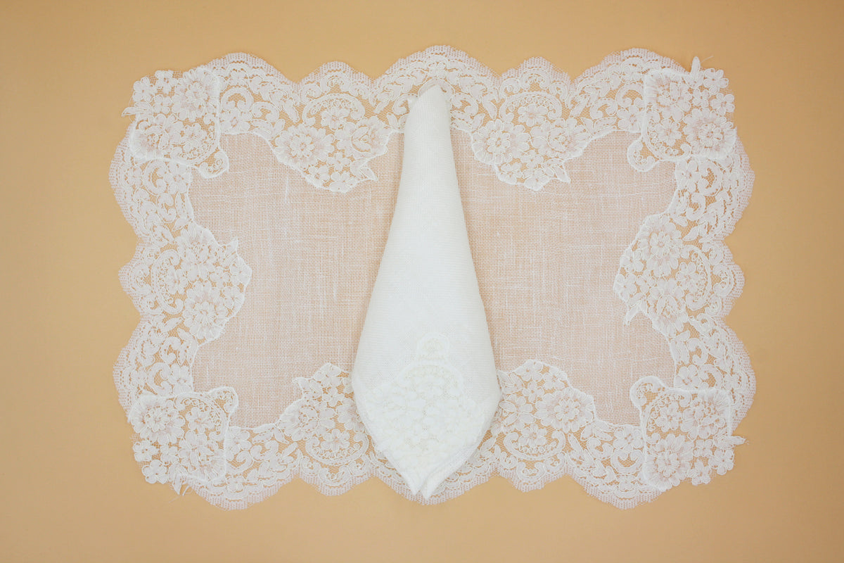 Set of 2 cream daisy placemats and napkins